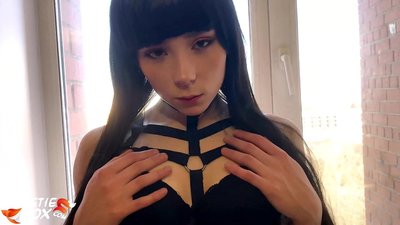 Brunette chaude suce profondément et sensible baisé pour de l'argent