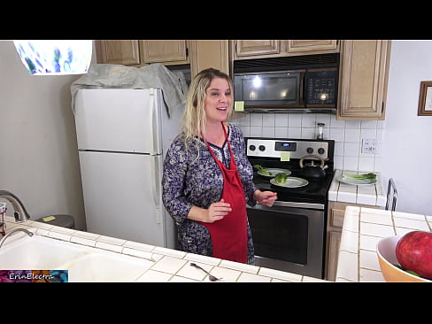 ❤️ Belle-mère qui le traie dans la cuisine avant son rendez-vous. ❤❌  Sexe at fr.xxxwow-net.ru